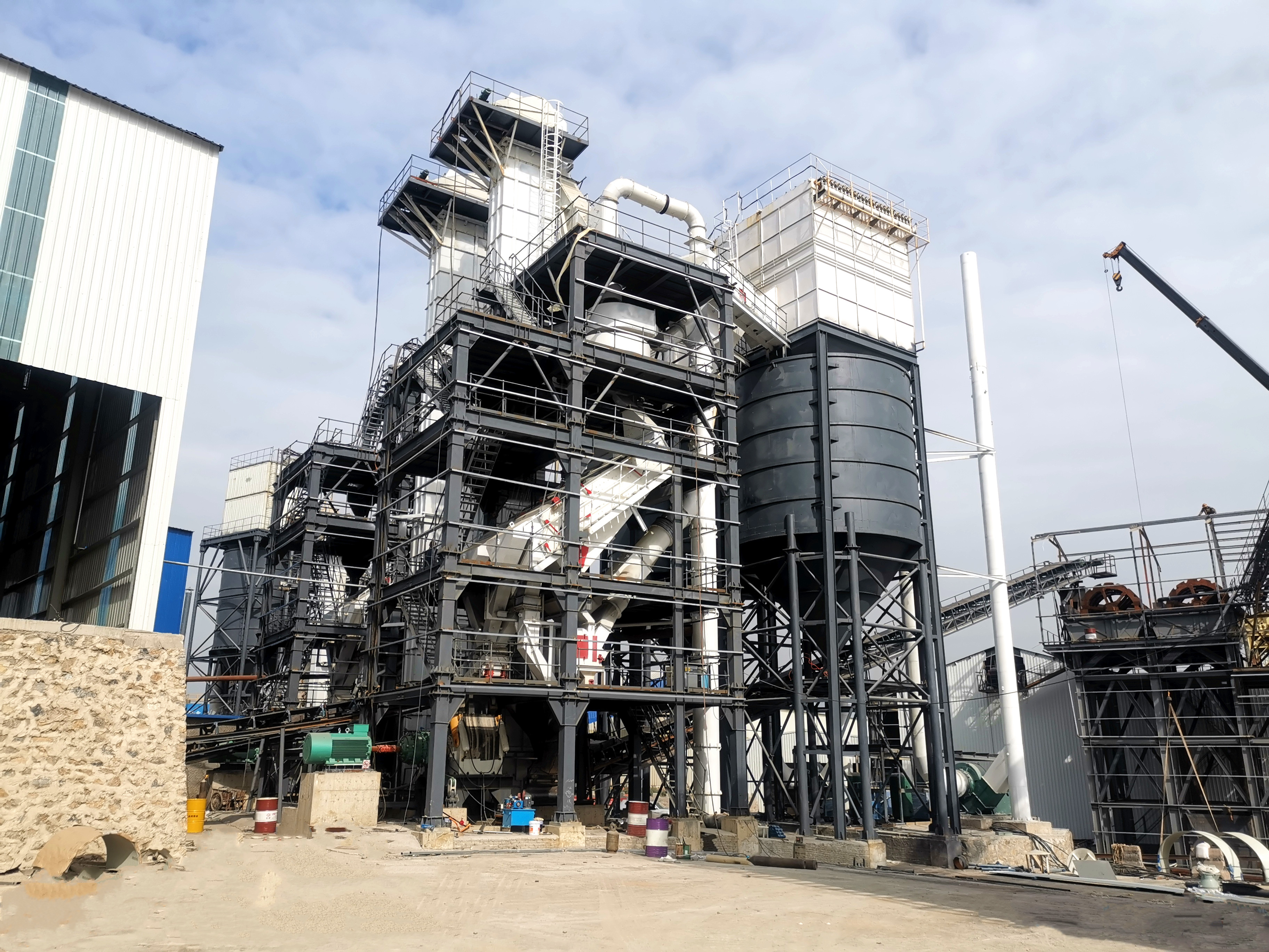 告別水洗與粉塵！環(huán)保制砂一體化樓，重塑行業(yè)新生態(tài)